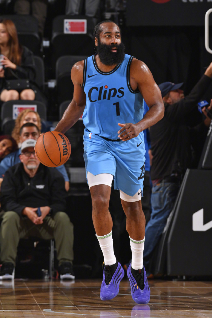 包含里程碑夜洛杉矶快船豪取连胜，NBA季后赛赛前刷纪录，气氛紧张，控场能力受关注的词条