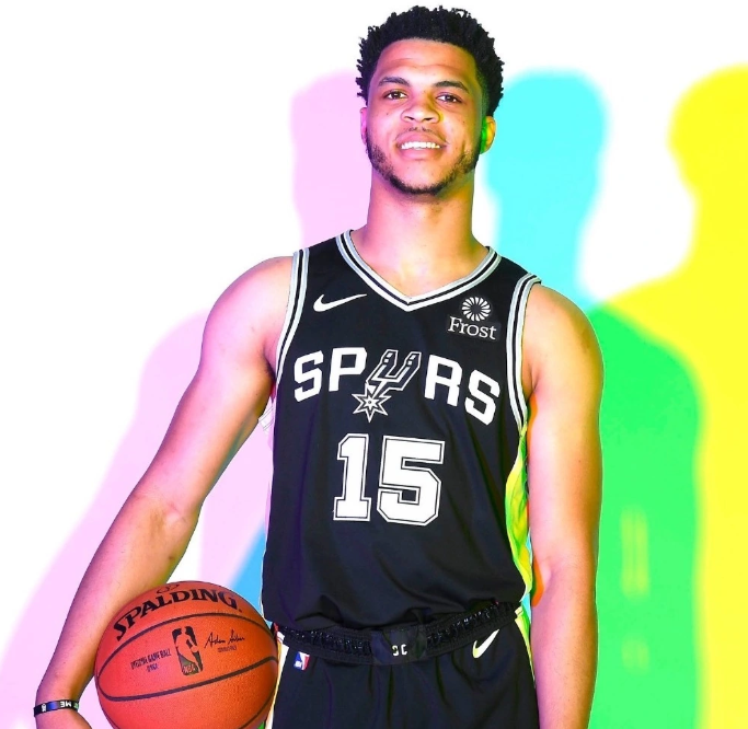 克里夫兰骑士赛前官宣签约杜兰特与30激战拜仁分钟，风云突变皇家马德里赛后豪取连胜看傻球迷的简单介绍